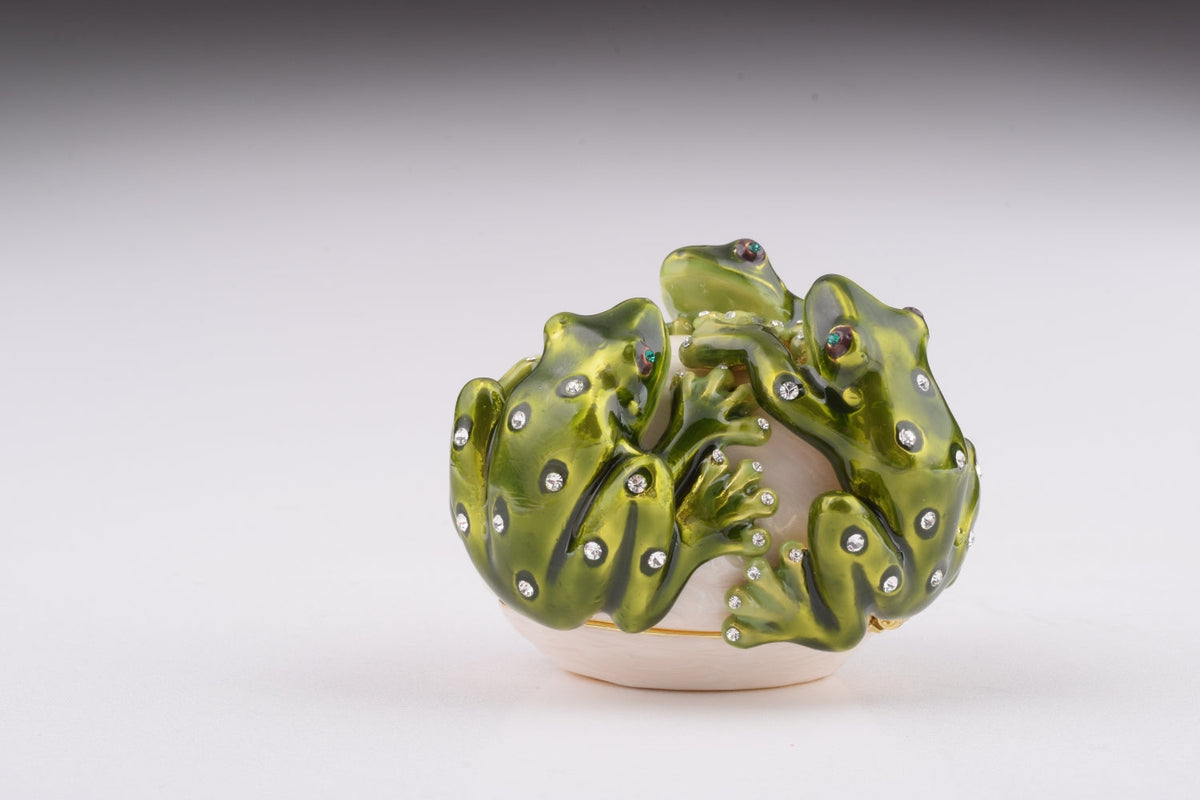 Keren Kopal Frogs on white Egg including hidden mouse