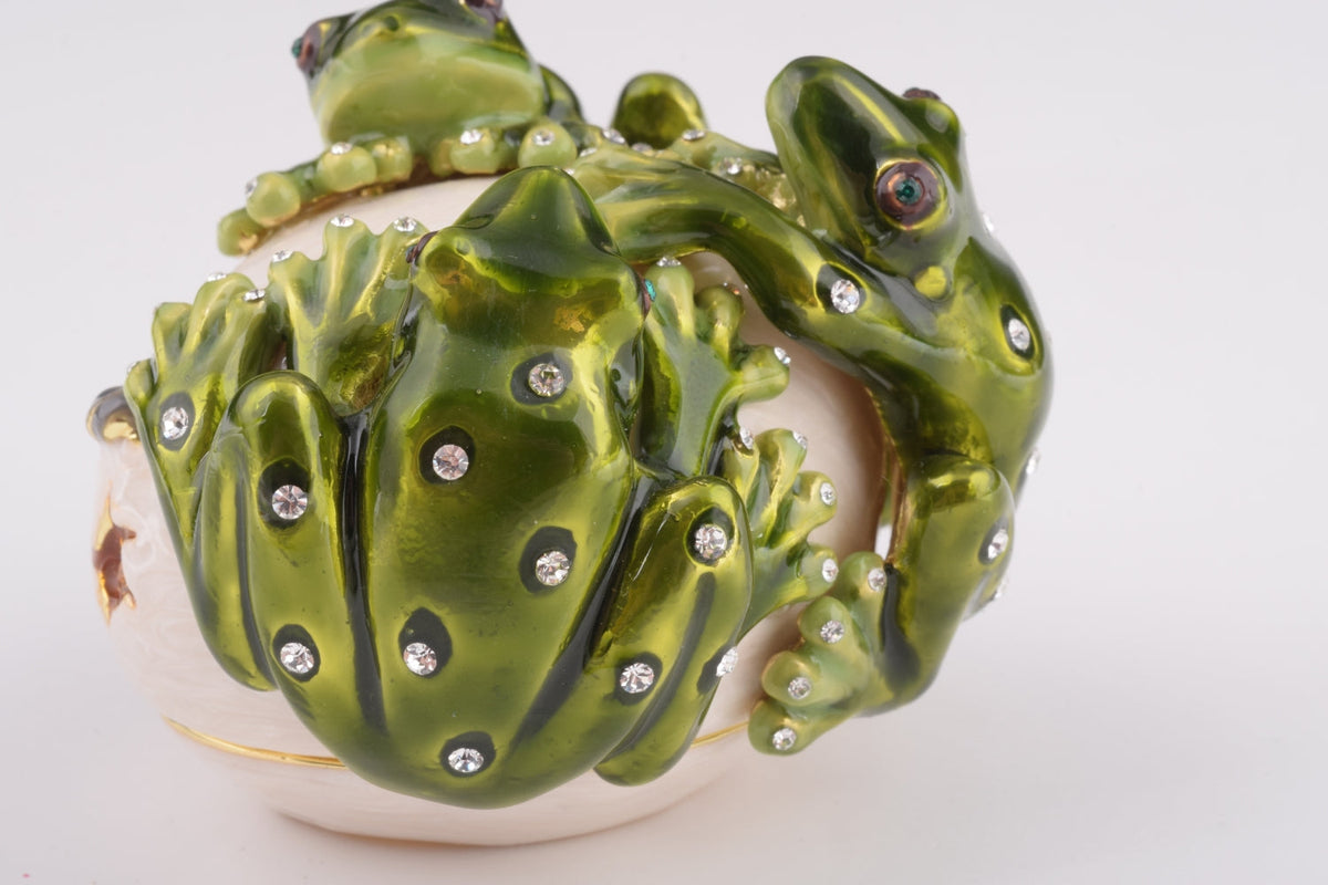 Keren Kopal Frogs on white Egg including hidden mouse