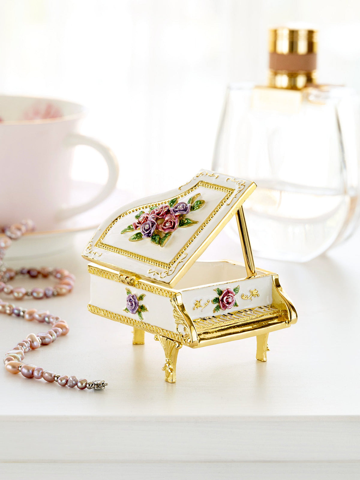 Keren Kopal White piano with flowers