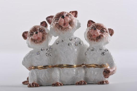 Keren Kopal Three White Cats Singing