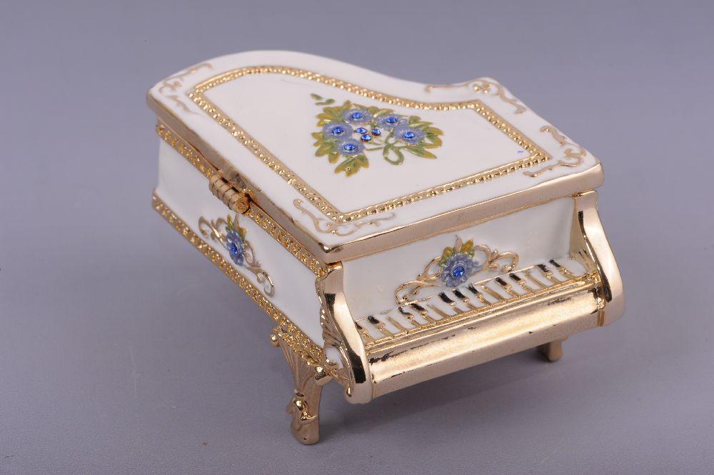 Keren Kopal White Piano