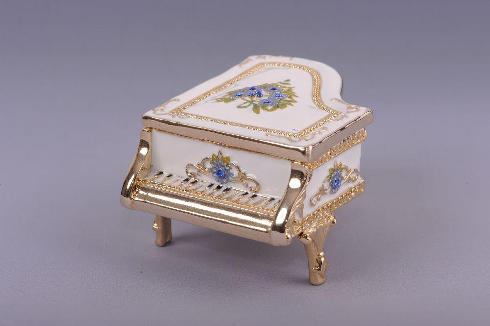 Keren Kopal White Piano