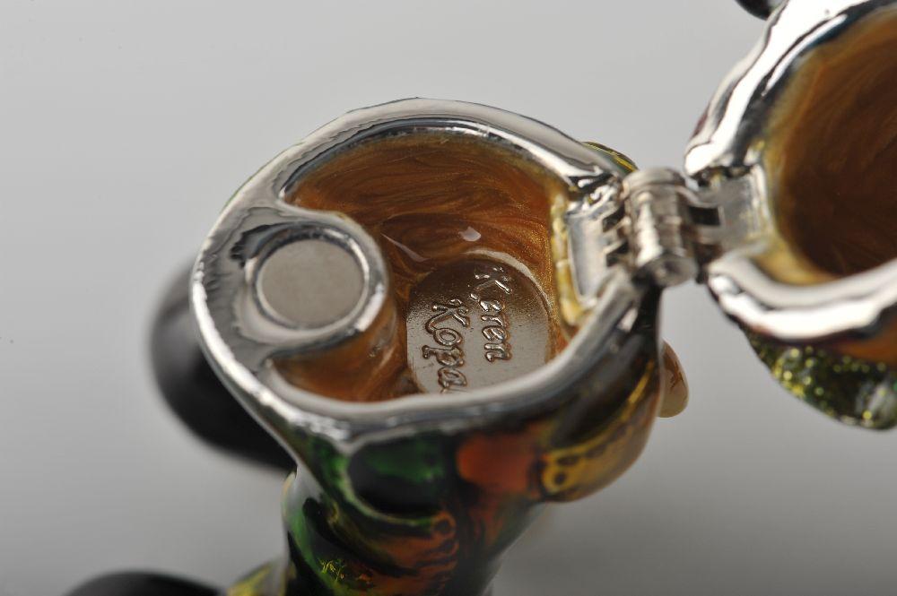 Keren Kopal Standing Bull with Green Pants