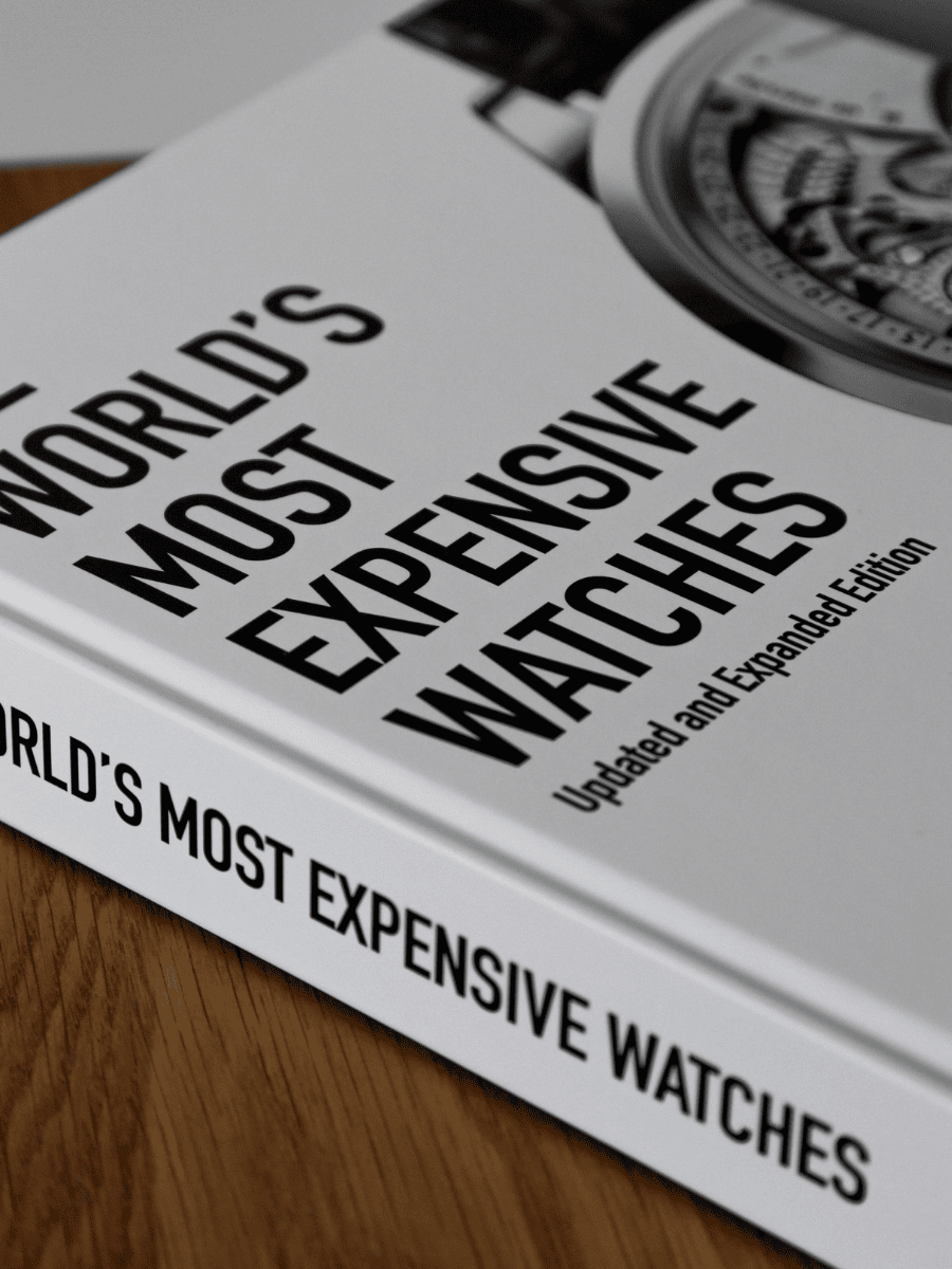 ספר The World's Most Expensive Watches בזווית.
