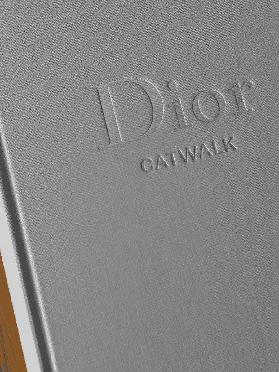 פרט כריכת הספר Dior Catwalk.