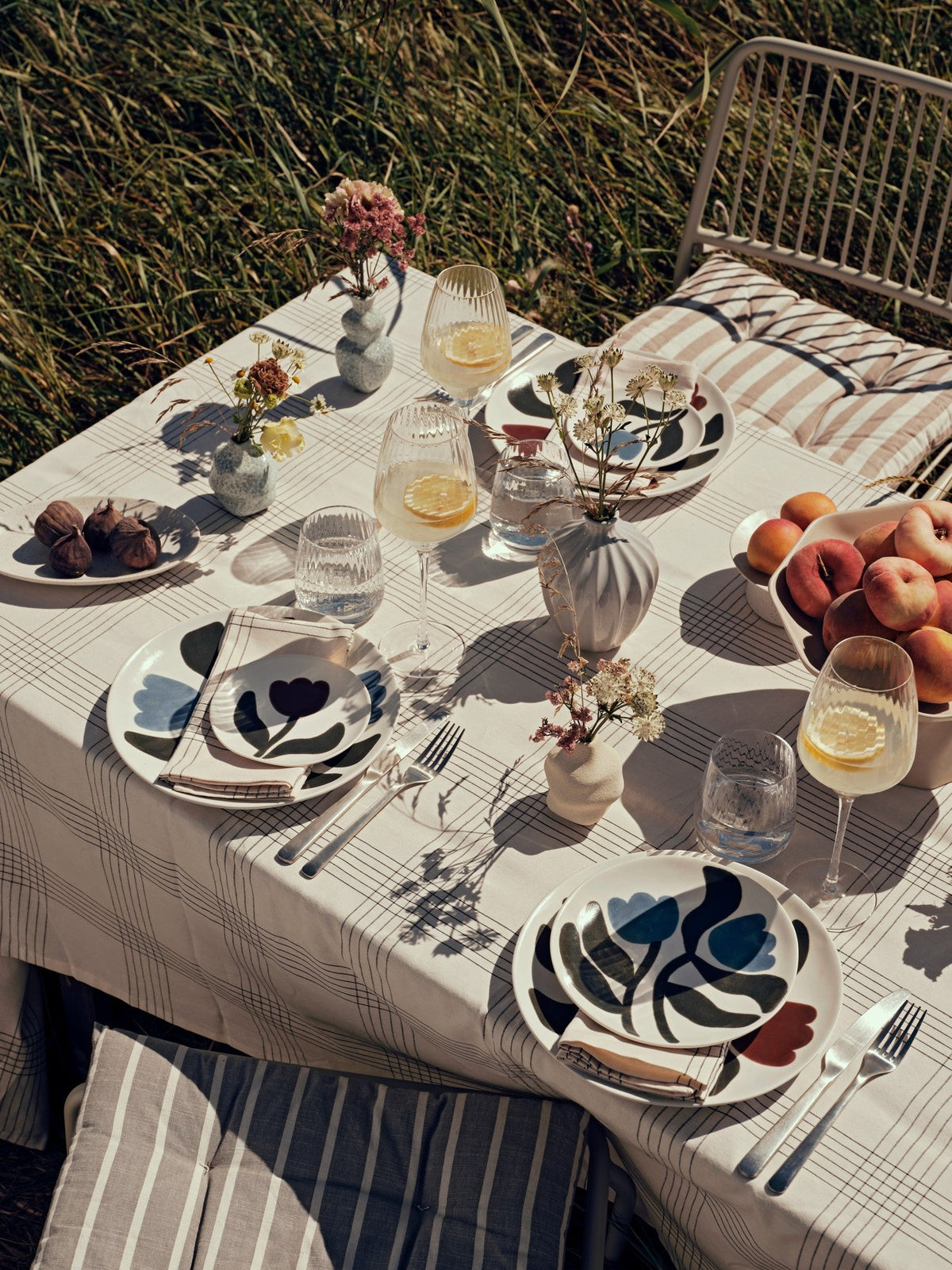 צלחות סטונוור בארוחה בחוץ