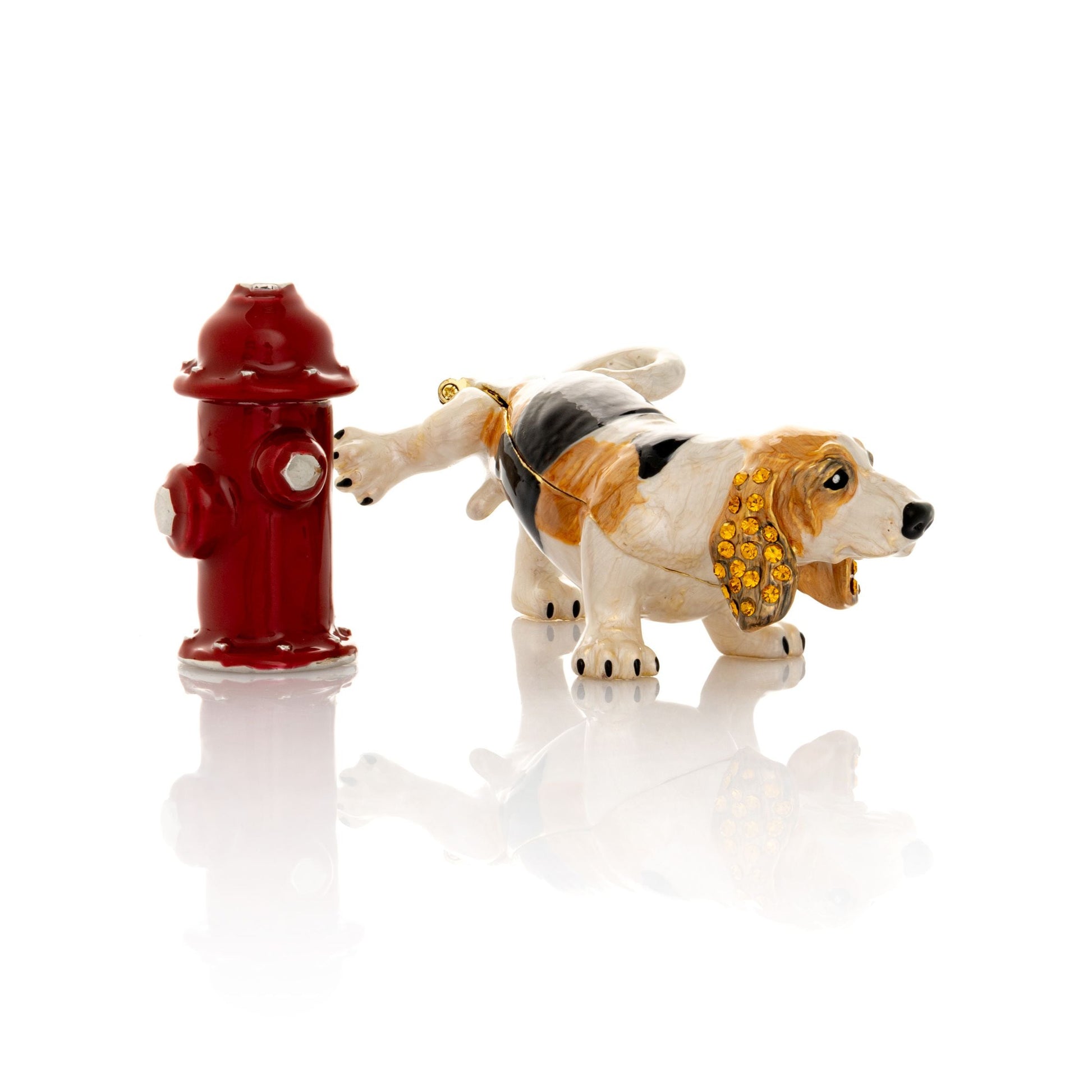 Keren Kopal Dog Peeing on Fire Hydrant