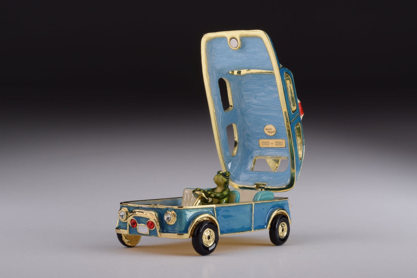 Keren Kopal Blue Surfing Car with Surfboard