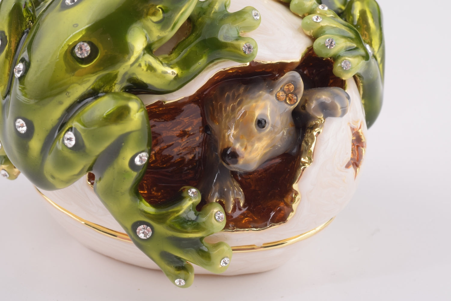 Keren Kopal Frogs on white Egg including hidden mouse