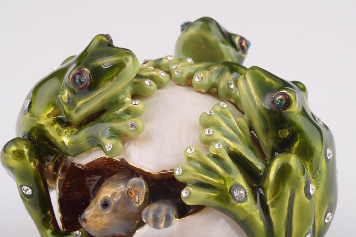 Keren Kopal Frogs on white Egg including hidden mouse