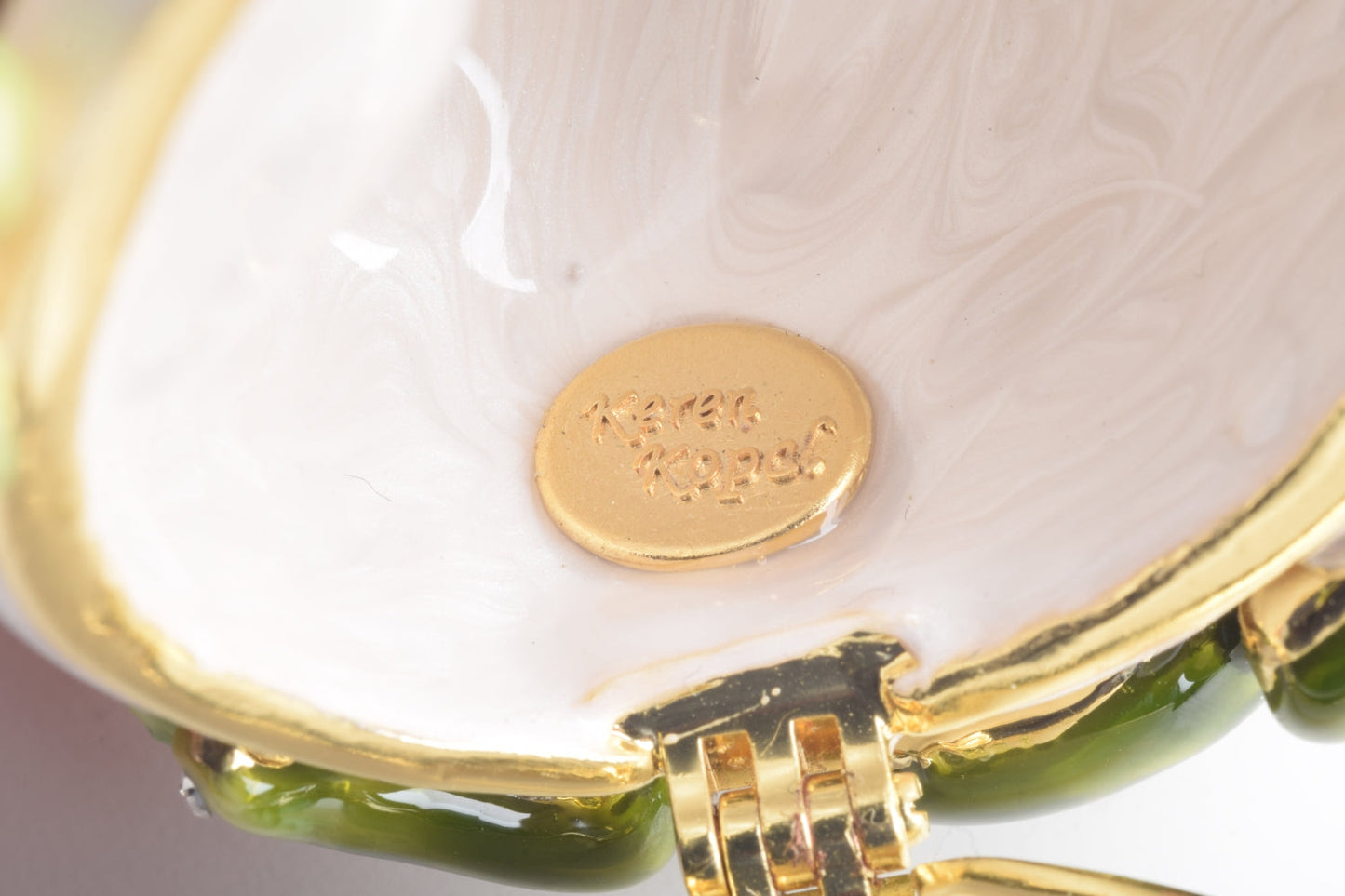 Keren Kopal Frogs on white Egg including hidden mouse