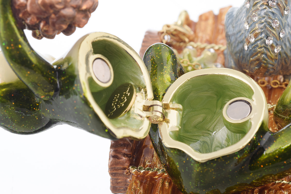 Keren Kopal Frog and Squirrel on Wooden Car