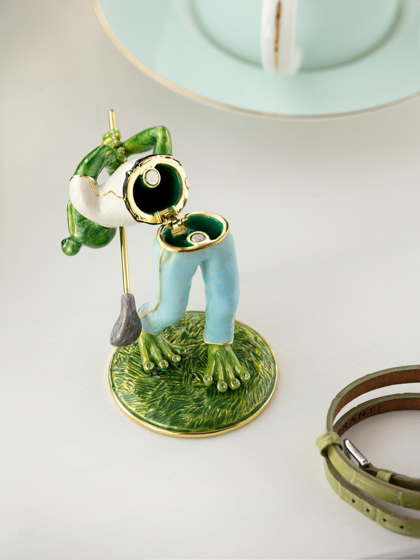 Keren Kopal Frog Playing Golf