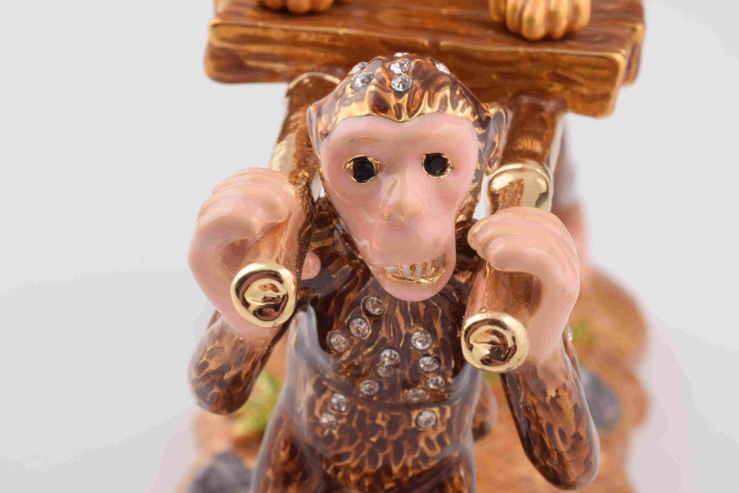 Keren Kopal Monkeys Carrying Monkey King