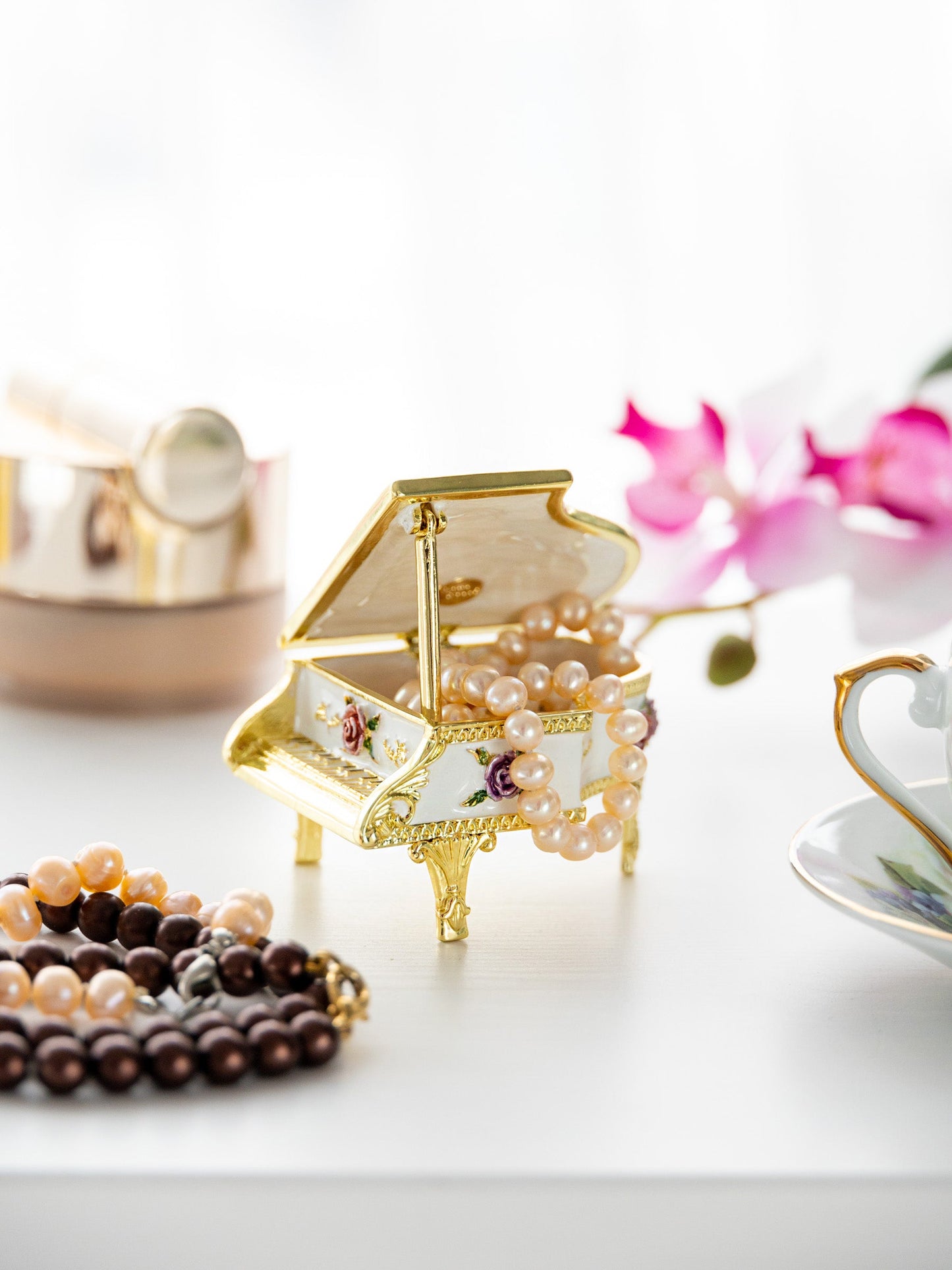 Keren Kopal White piano with flowers