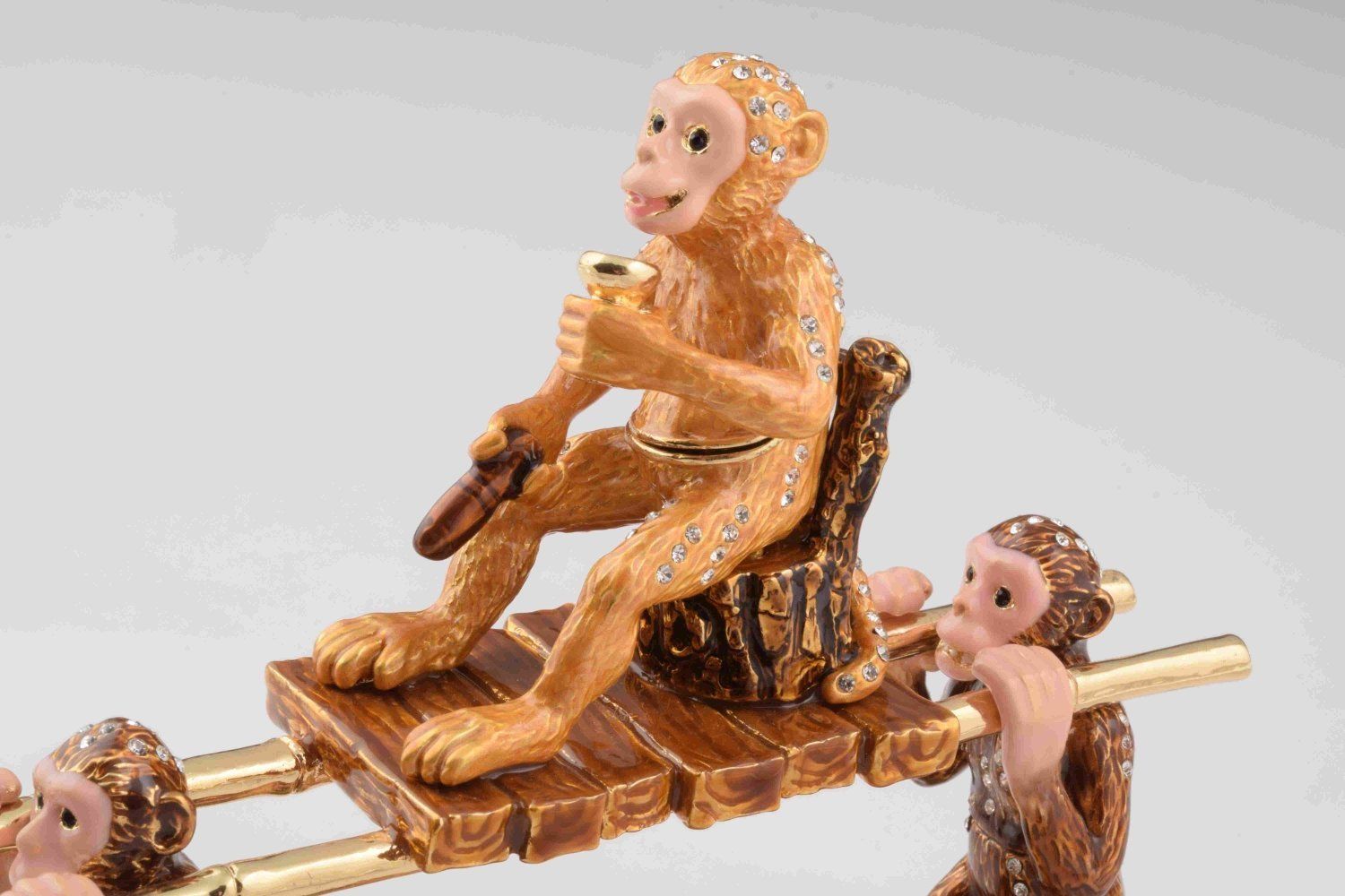 Keren Kopal Monkeys Carrying Monkey King